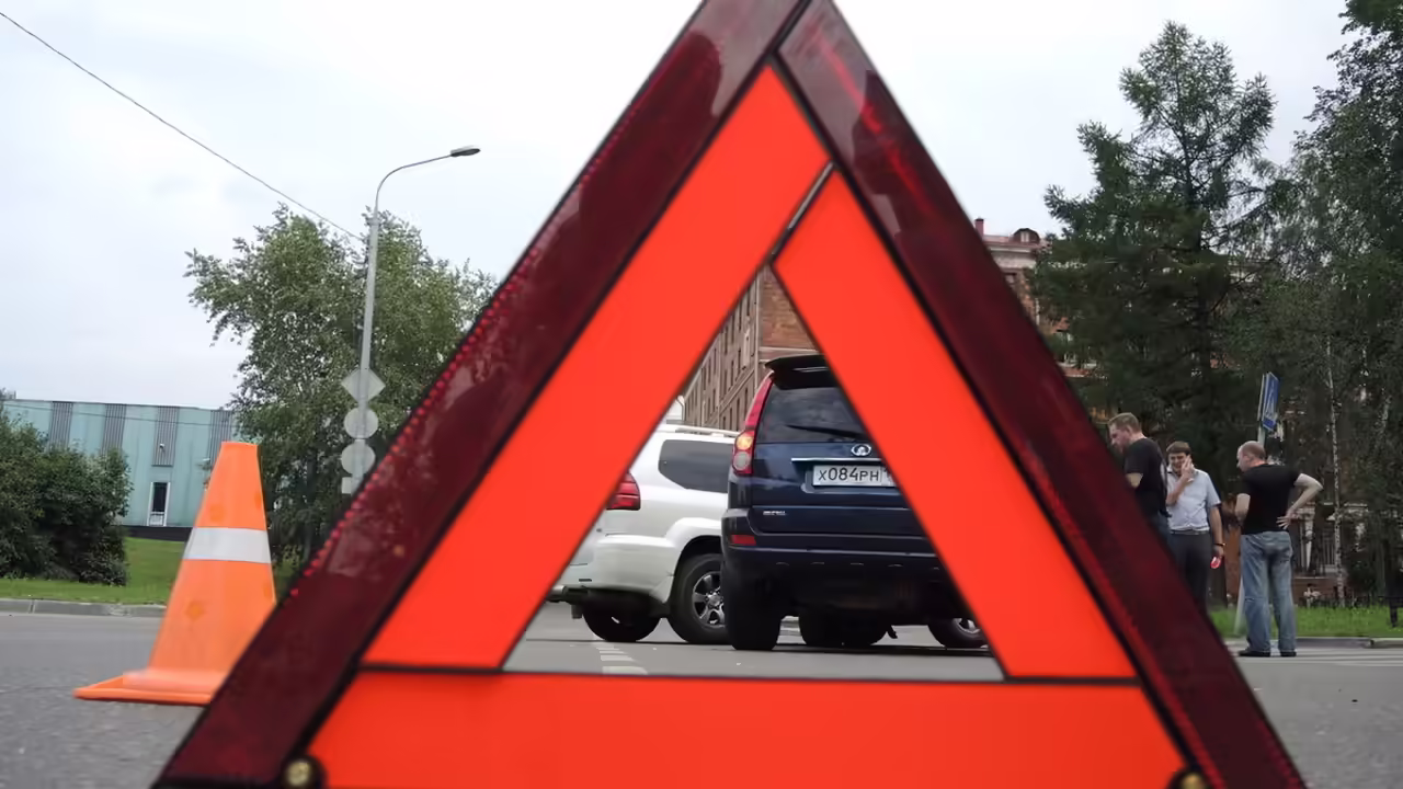 Два подростка на мопеде пострадали в ДТП в Омской области