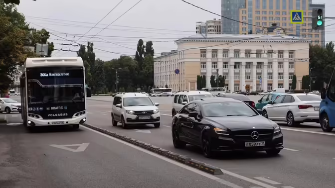 В Воронеже на улице Плехановской установили первые делиниаторы для метробуса