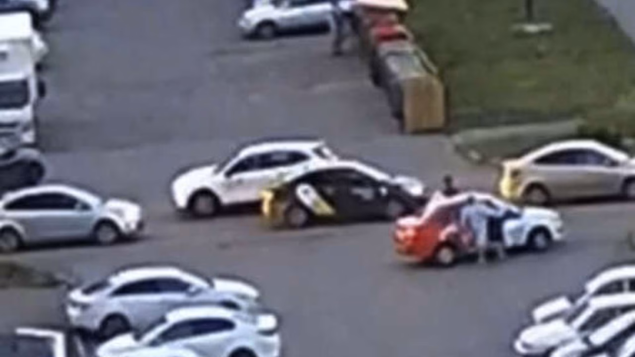 В Челябинске девочка выбежала из-за стоящей "Газели" под едущий Haval