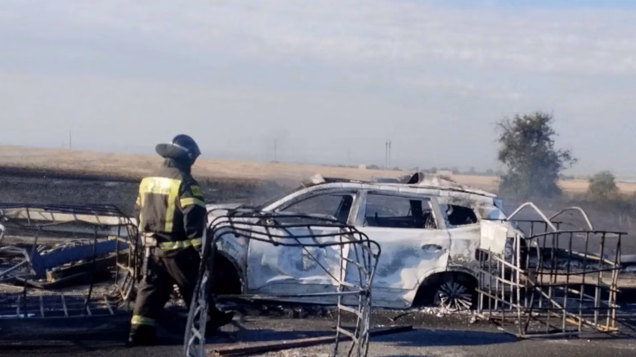 Опубликовано видео с места пожара грузовика с ГСМ на трассе под Ростовом