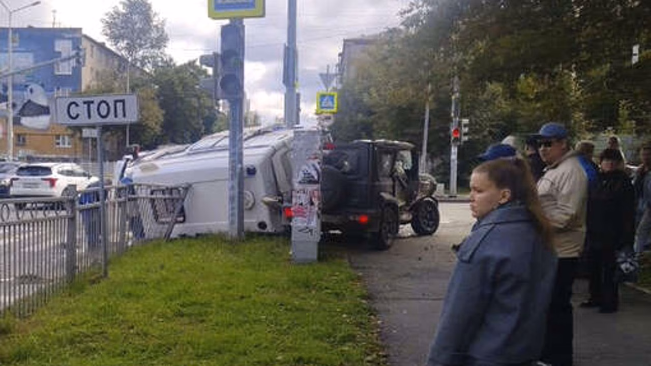 В Екатеринбурге произошло ДТП с участием внедорожника и скорой