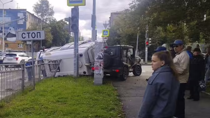 В Екатеринбурге произошло ДТП с участием внедорожника и скорой