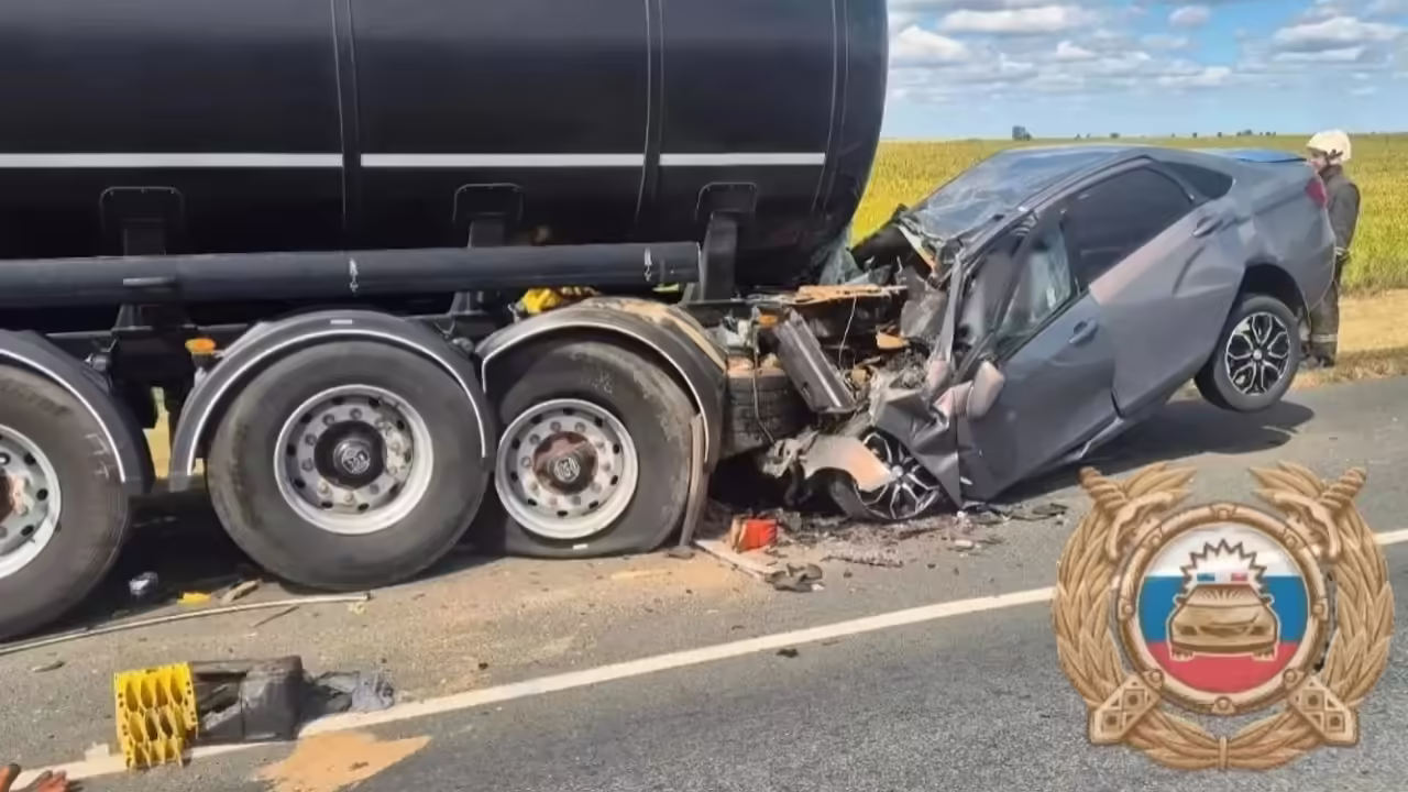 В Саратовской области водитель Lada Vesta погиб, влетев под бензовоз
