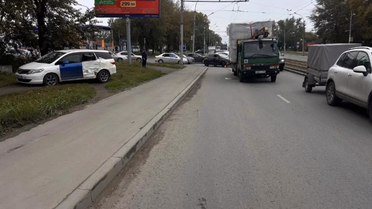 Скорая увезла двухлетнюю девочку после ДТП в Новосибирске