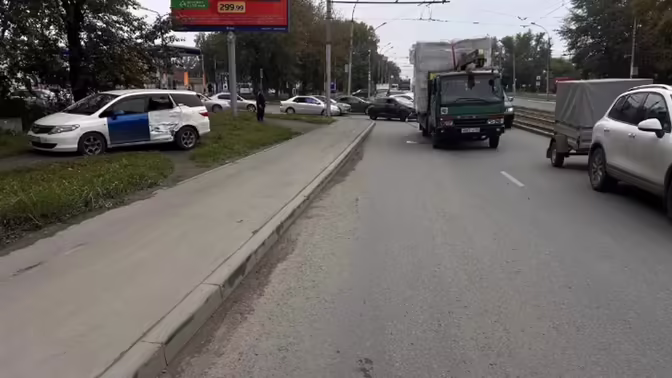 Скорая увезла двухлетнюю девочку после ДТП в Новосибирске
