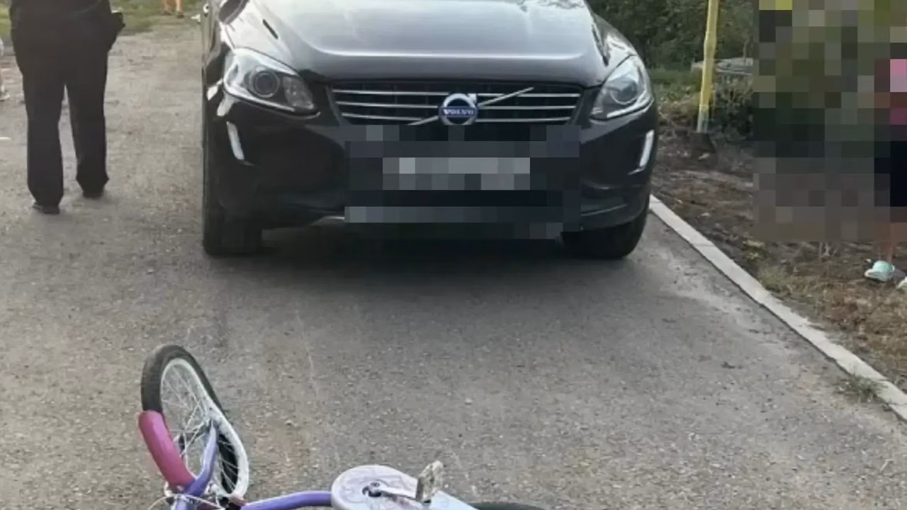 В Красногвардейском районе 5-летняя девочка пострадала под колесами Volvo