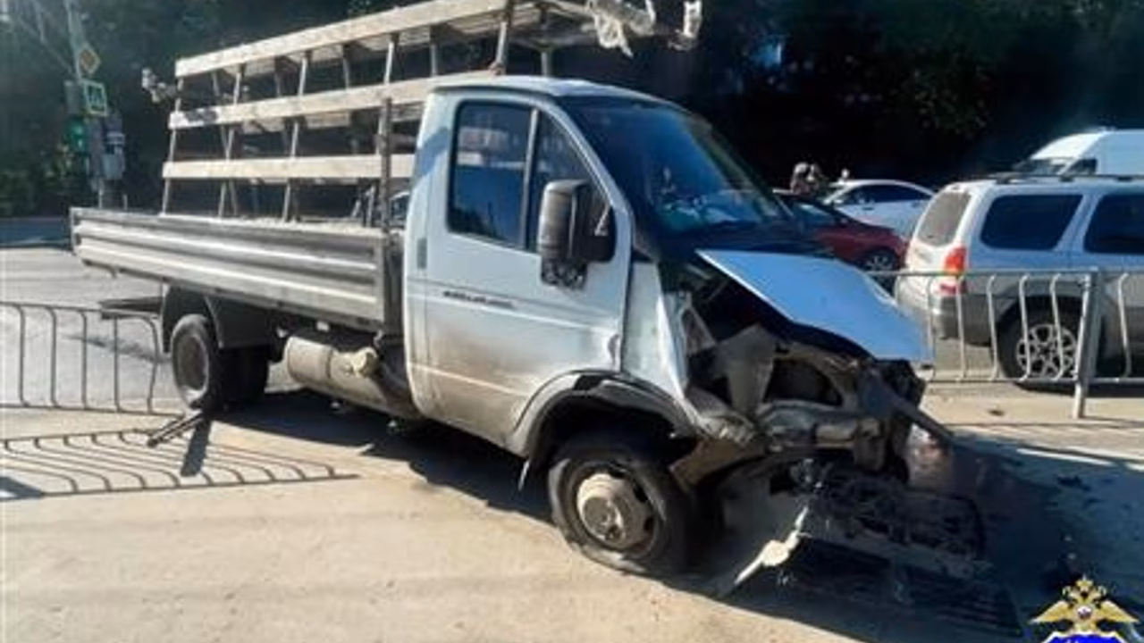 В Самаре госпитализировали женщину на "Калине", в которую врезался грузовик