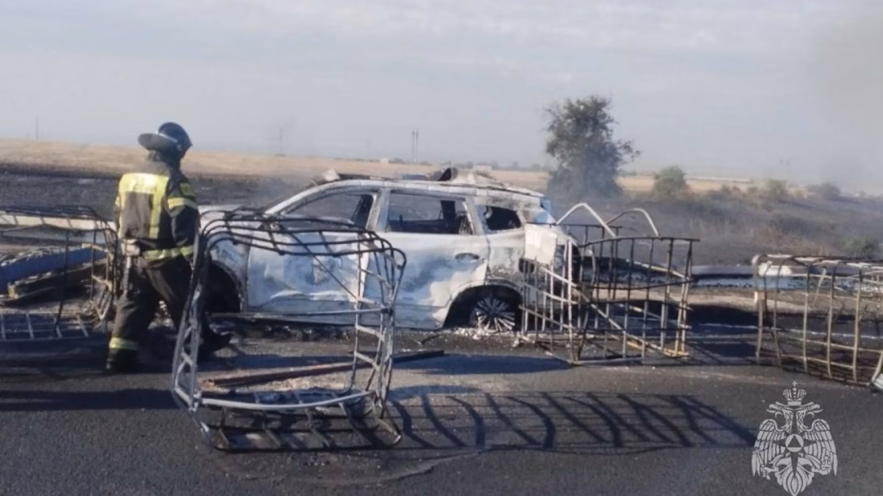 Спасатели ликвидировали пожар после ДТП в Мясниковском районе
