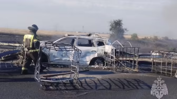 Спасатели ликвидировали пожар после ДТП в Мясниковском районе