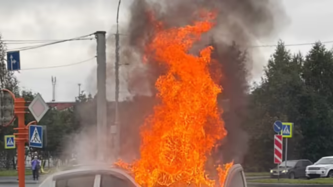 Пожар на парковке в Кемерове попал на видео