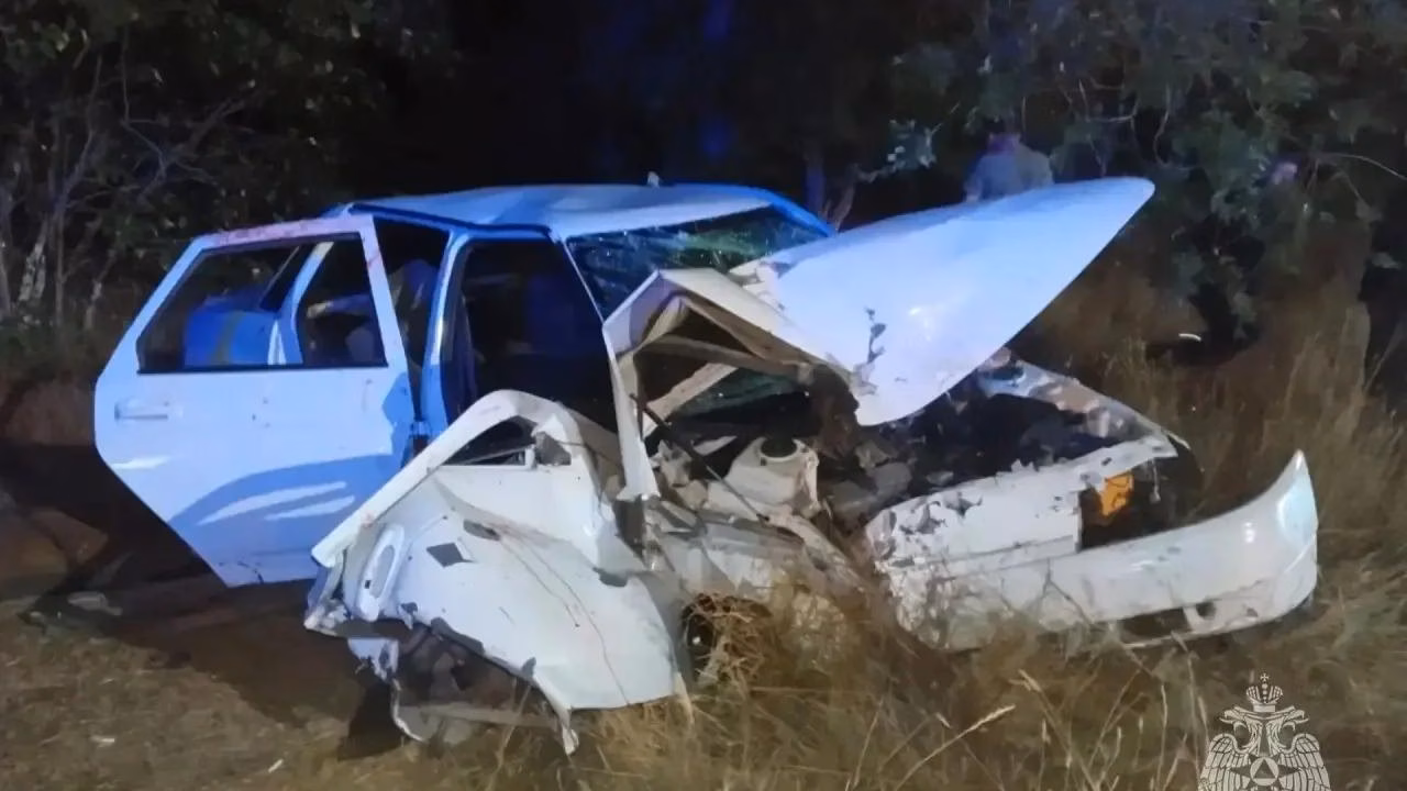 В Домбаровке автомобиль врезался в дерево: спасатели деблокировали пострадавших