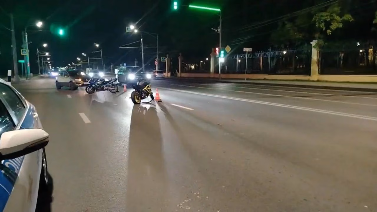 Двое мотоциклистов пострадали в ДТП с легковушкой в Нижнем Новгороде