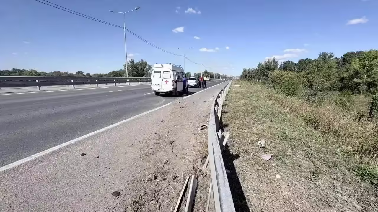 В Оренбурге водитель «Рено» сбил пешехода, а затем врезался в ограждение