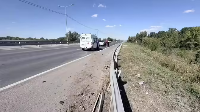 В Оренбурге водитель «Рено» сбил пешехода, а затем врезался в ограждение