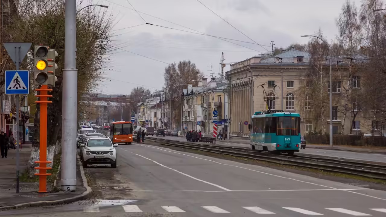 Огромный столб повредил иномарку в Кузбассе