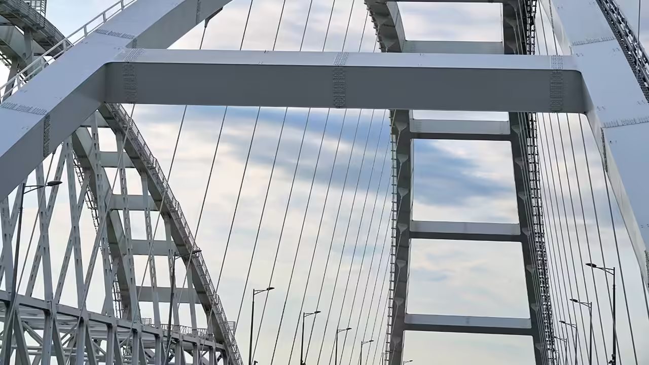 Более 600 автомобилей стоят в очереди к Крымскому мосту