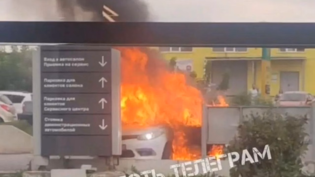 В Рязани загорелся автомобиль, пострадали люди