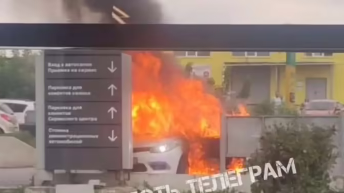 В Рязани загорелся автомобиль, пострадали люди