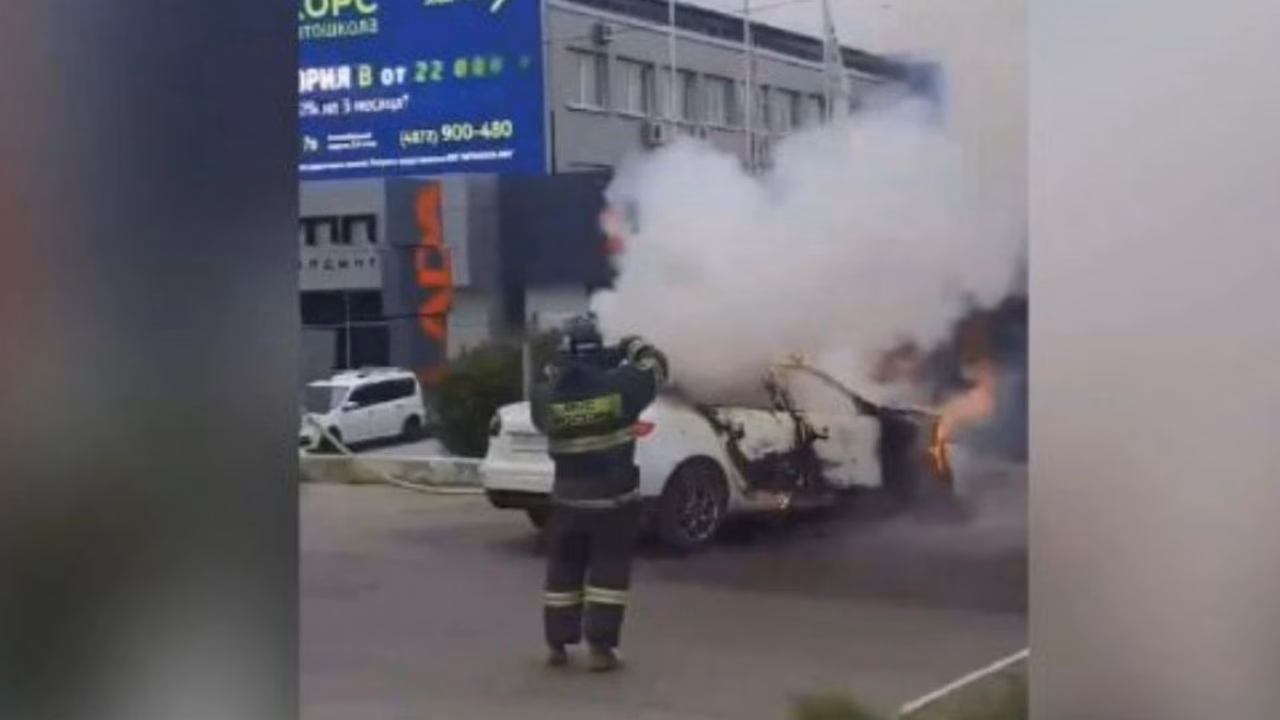 В Туле на Рязанской улице загорелся "Рено"