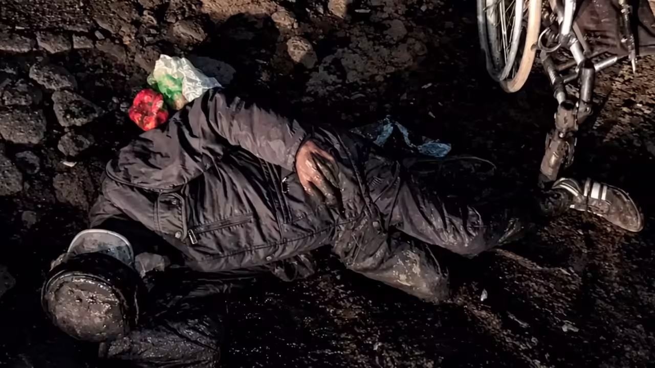 В Сердобске мужчина на инвалидной коляске провалился в яму на дороге