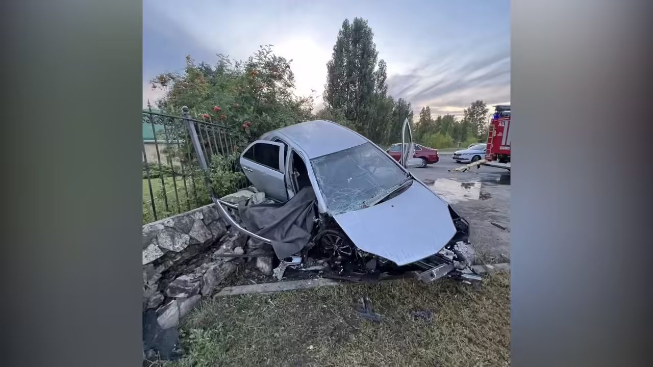 53-летний водитель погиб, врезавшись в ограждение кафе в Воронеже