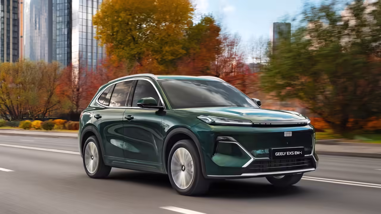 "Автостат": Geely EX5 EM-i впервые вошел в топ-10 новых кроссоверов в России