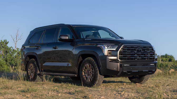 Полноразмерный внедорожник Toyota Sequoia получил обновки вслед за родственным пикапом