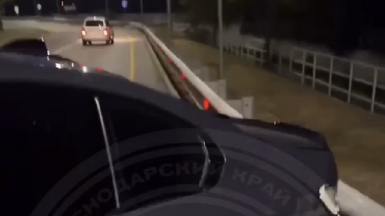 В Сириусе на видео попало, как BMW занесло на повороте и у авто вывернуло колесо