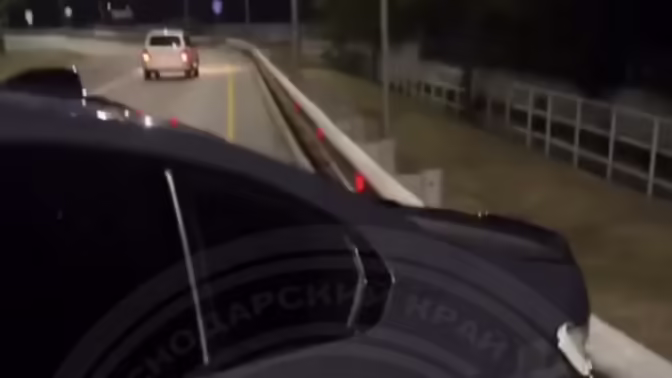 В Сириусе на видео попало, как BMW занесло на повороте и у авто вывернуло колесо
