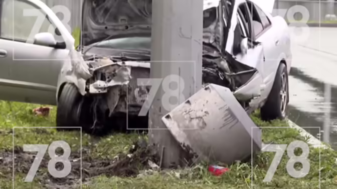 В Петербурге легковушка с людьми вылетела в столб, пострадавшие в тяжелом состоянии