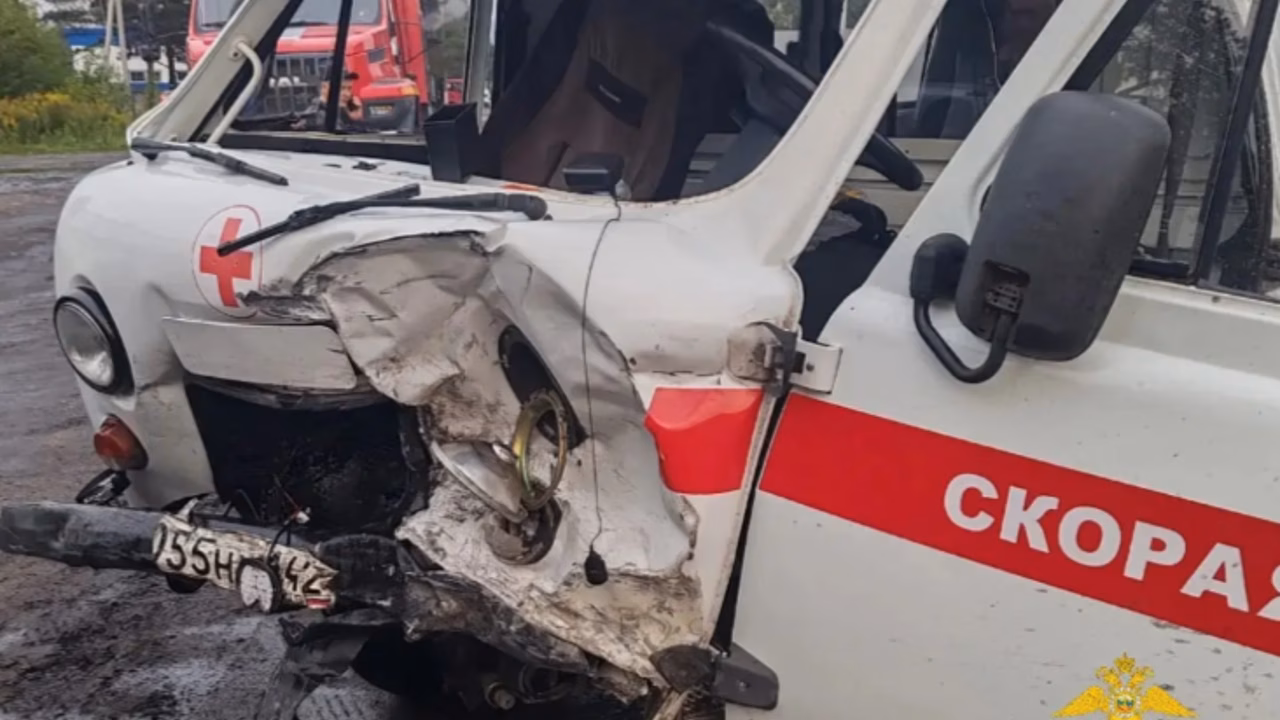 В Кузбассе бесправник на BMW бросил скорую в ДТП и сбежал: медики пострадали