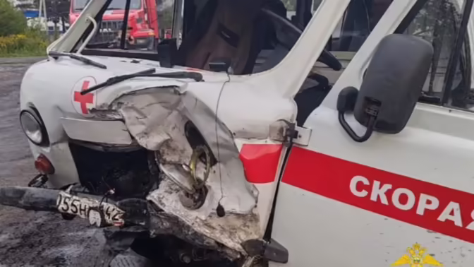 В Кузбассе бесправник на BMW бросил скорую в ДТП и сбежал: медики пострадали