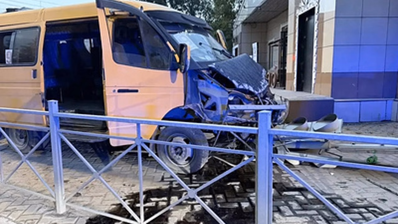 У сбившего пешеходов в Туве водителя маршрутки не было лицензии на перевозку