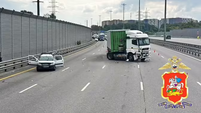 КамАЗ врезался в легковушку на Новорязанском шоссе в Люберцах