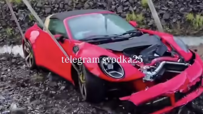 В Приморье на видео сняли разбитый Porsche 911, который с водителем вылетел с трассы