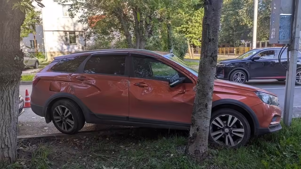 В Кирове в ДТП с тремя «Ладами Вестами» пострадали двое несовершеннолетних