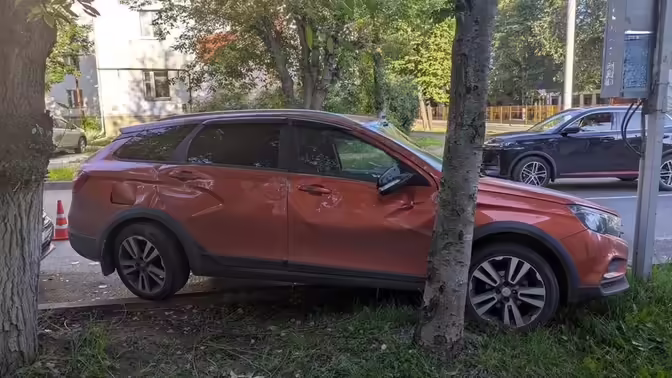 В Кирове в ДТП с тремя «Ладами Вестами» пострадали двое несовершеннолетних