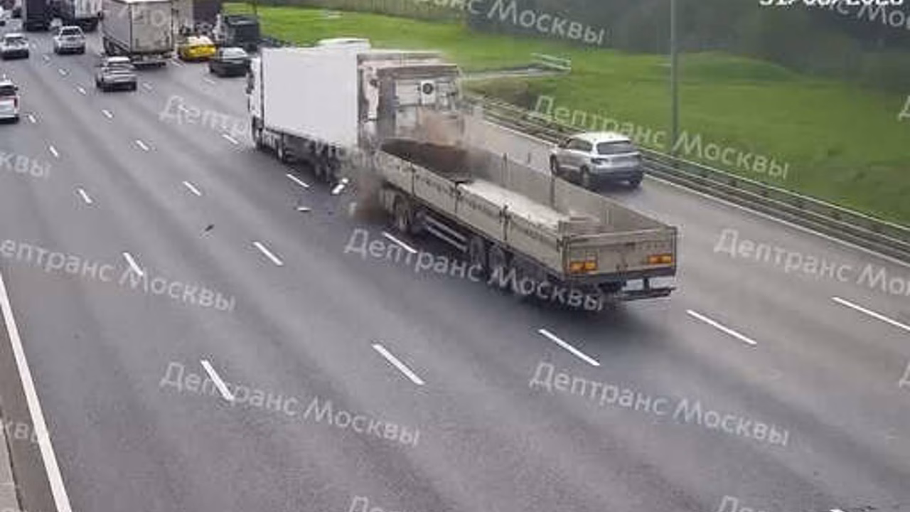 На МКАД грузовик столкнулся с фурой
