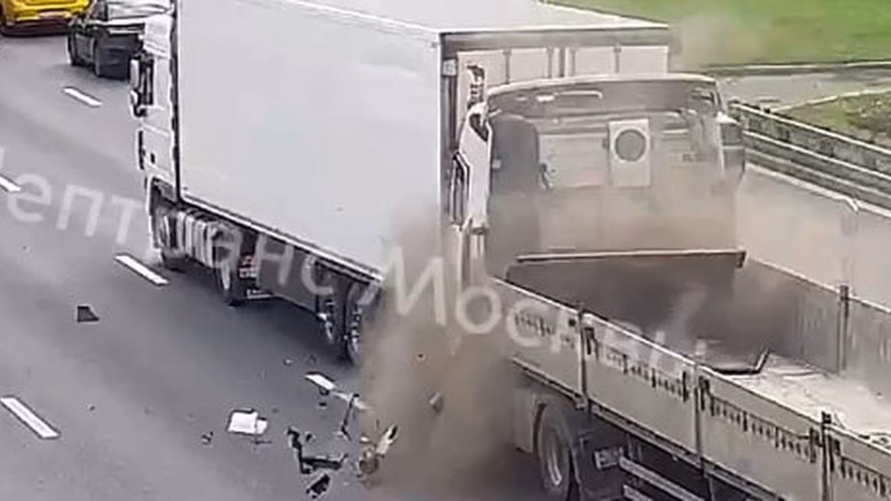 Видео с моментом столкновения двух грузовиков на МКАД появилось в Сети