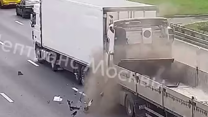 Видео с моментом столкновения двух грузовиков на МКАД появилось в Сети