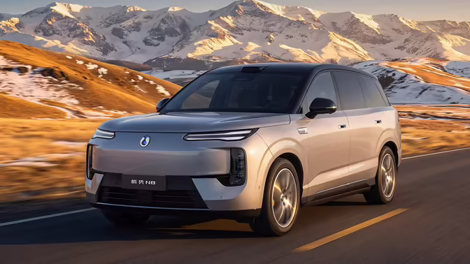 Denza N8 возвращается с новым обликом и салоном в стиле BYD Tang