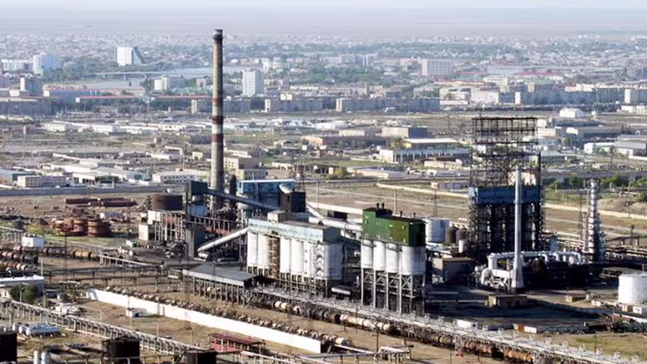 НПЗ Атырау и Павлодара отказались продавать России бензин