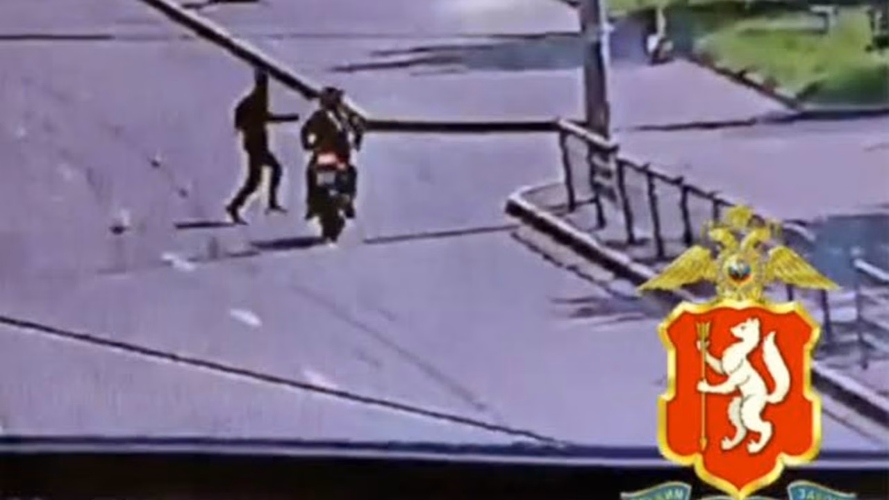 В Екатеринбурге байкер сбил пешехода