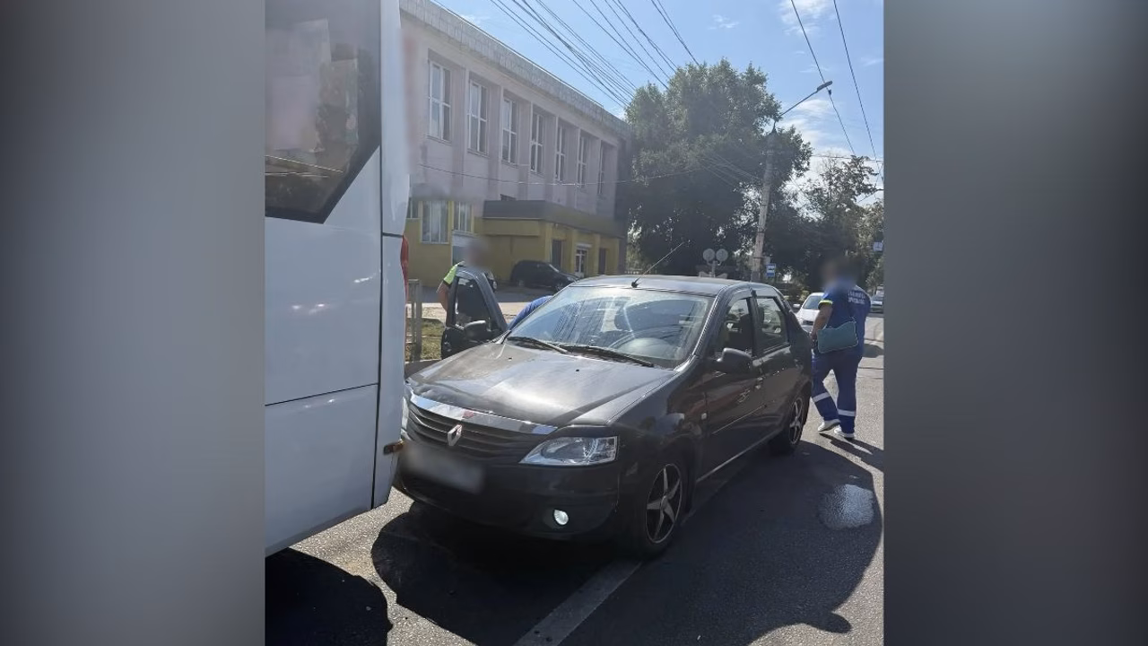 Воронежец на "Рено" погиб в ДТП, врезавшись в пассажирский автобус