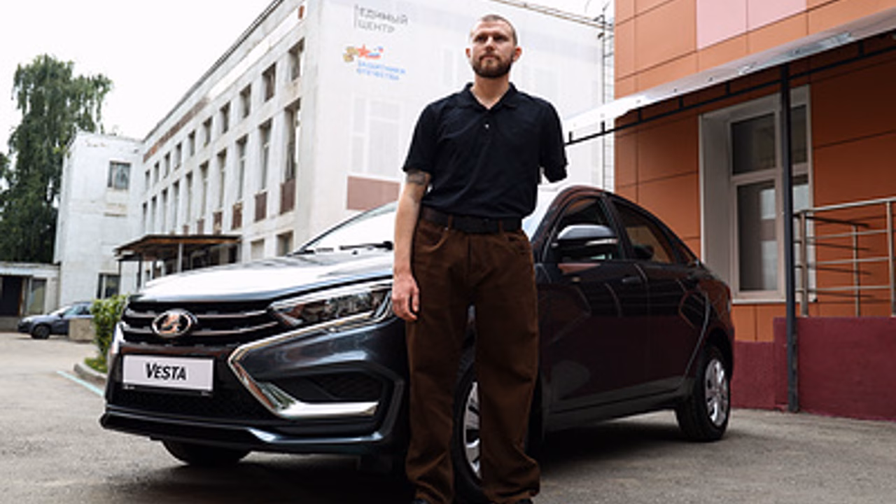 Денис Майданов вручил автомобиль Lada ветерану СВО