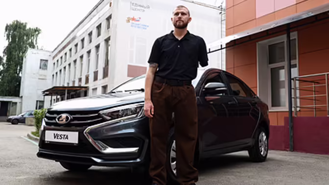 Денис Майданов вручил автомобиль Lada ветерану СВО