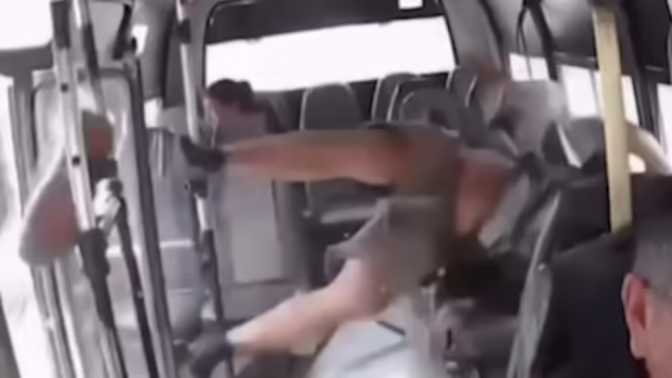 В Колумбии на видео сняли, как байкер на скорости влетел в автобус в ДТП