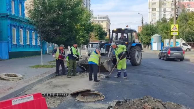На улице М. Горького привели в порядок провалившиеся колодцы