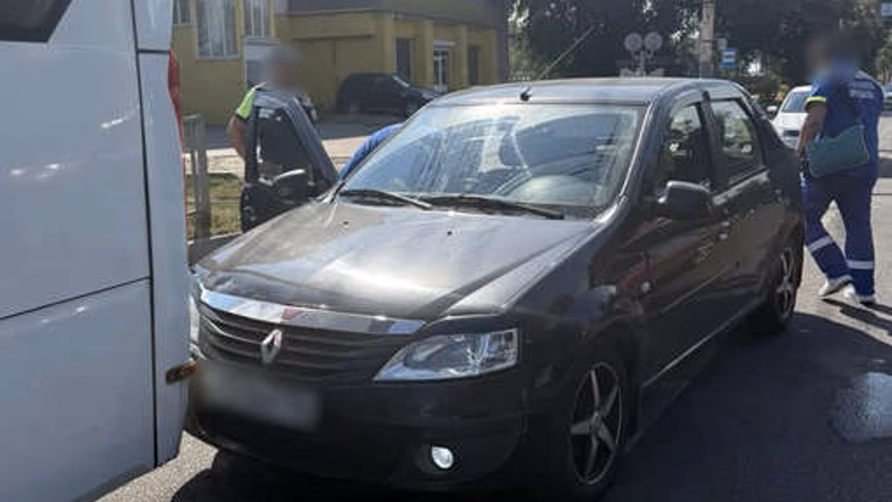 В Воронеже у водителя остановилось сердце и он врезался в автобус