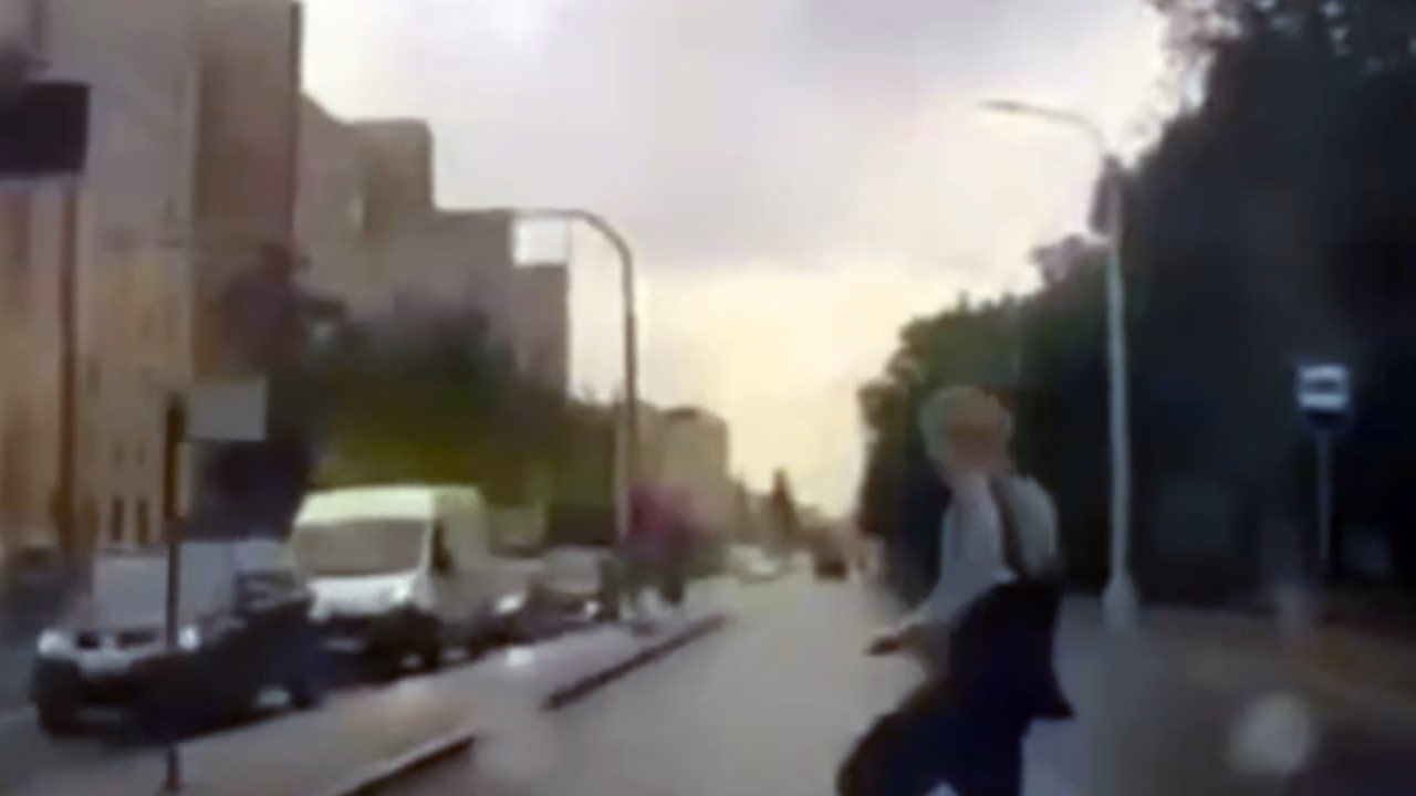 В Петербурге на видео попало, как Exeed на скорости сбил самокатчика